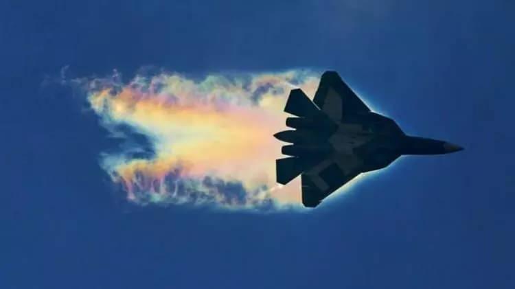 <p>F-35 ise 8 bin 160 kilogram azami muharebe yükü taşıyabiliyor, 31 bin 751 kilogram azami kalkış ağırlığına ulaşıyor, yaklaşık 8 bin 900 kilogram iç yakıt rezerviyle görev yapabiliyor.</p>
