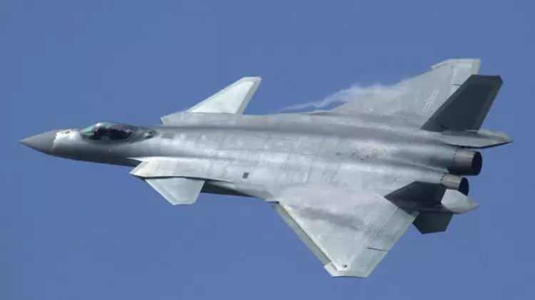 <p><strong>ÇİN’İN YENİ NESİL SAVAŞ UÇAĞI CHENGDU J-20</strong></p>
<p>Aviation Industry Corporation of China (AVIC) tarafından üretilen Çin’in beşinci nesil hayalet savaş uçağı maksimum 2100 kilometre hıza ulaşabiliyor.</p>