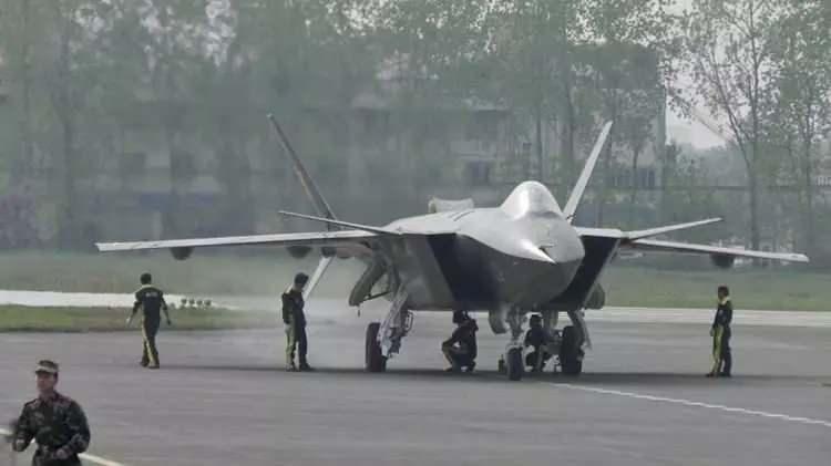 <p>J-20, Çin Havacılık Endüstrisi Kurumu tarafından geliştirilen tek kişilik, çift motorlu bir uçaktır. Pekin ilk olarak 1990’lı yıllarda J-20’yi geliştirmeye başlamıştır. J-20 ilk kez 2011 yılında uçmasına rağmen, Çin 2016 yılına kadar uçağın varlığını kabul etmeyi reddetti. Eylül 2017’de Çin hava kuvvetleri PLAAF uçağın aktif olarak filoda görevlendirildiğini açıkladı. Böylece J-20, F-22 ve F-35’den sonra dünyada filolara katılan üçüncü 5. Nesil uçak olarak tarihteki yerini almış oldu (Su-57 hala prototip aşamasında). Bazı Batılı gözlemciler, J-20’nin uçaklarının F-22 ile benzerliklerini işaret ederek uçağın F-22 teknolojisinden modellendiğini tahmin etmektedirler. Şüphesiz Çin tarafından önemli değişiklikler yapılmıştır. </p>