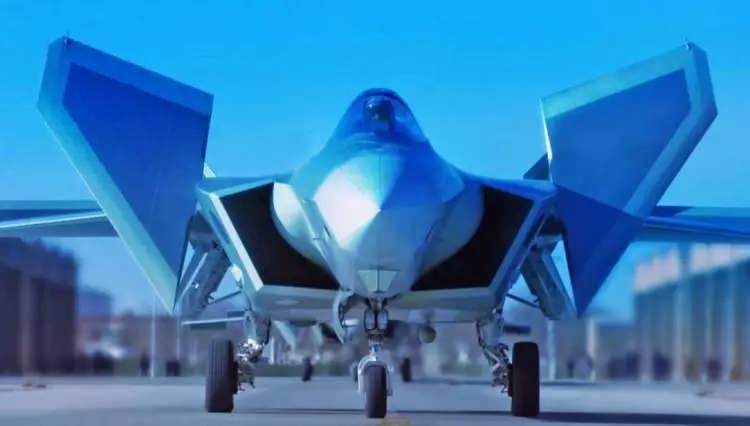 <p>J-20’nin motorunun Rusya’dan yardım alınarak geliştirildiği düşünülürken, hakkında fazla bilgi bulunmayan bir diğer savaş uçağı daha mevcut. Bu da, uçak gemilerinde kalkış ve iniş gerçekleştirebilen J-31.</p>