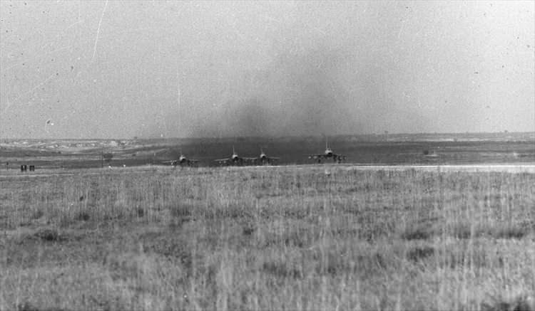 <p>Fotoğrafta 1974 yılında Kıbrıs Barış Harekatı sırasında kullanılan F-100 savaş uçakları görülüyor. (Arşiv) (BYEGM - Anadolu Ajansı)</p>