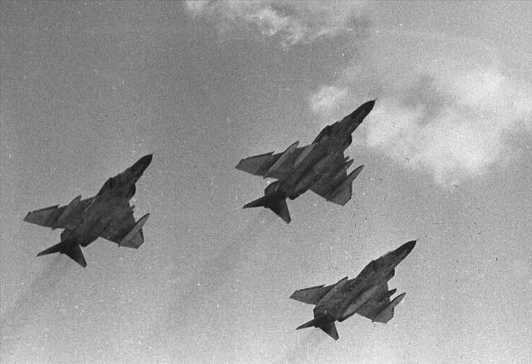 <p> 1981 yılında 30 Ağustos zafer bayramı dolayısıyla düzenlenen törene katılan Türk Hava Kuvvetleri'ne ait savaş uçakları görülüyor. (Arşiv) (Hüseyin Tek - Anadolu Ajansı)</p>