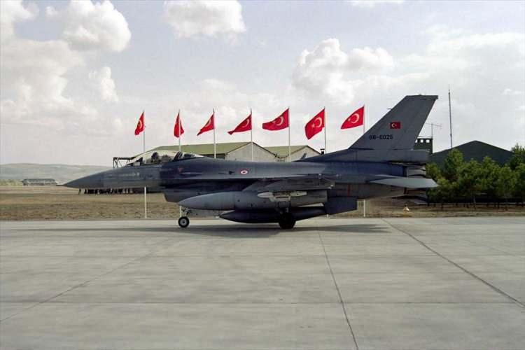 <p>KORFEZ SAVASI DOLAYISIYLA ERZURUM'DA GOREVLENDIRILEN, F - 16 UCAKLARINDAN OLUSAN 141. FILO MURTED'DEKI 4. ANA JET USSUNE DONDU. (ANADOLU AJANSI - NURI KAYNAR) (19910319)</p>
