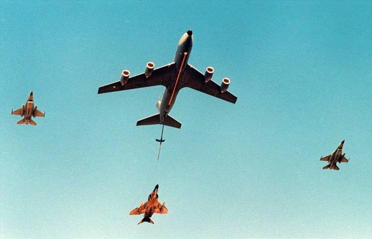 <p>CUMHURIYETIN 75. KURULUS YILDONUMU KUTLAMALARI ANKARA AKM TOREN ALANI''NDA YAPILDI. KUTLAMA TORENLERINE SAVAS UCAKLARINA HAVADA YAKIT IKMALI YAPAN TANKER UCAGIMIZ DA KATILDI. (ANADOLU AJANSI- ZEKERIYA ALBAYRAK) (19981029)</p>
