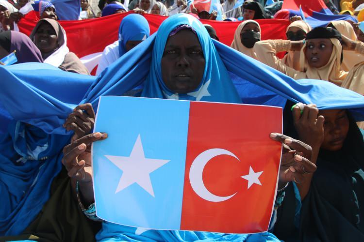 <p>Anlaşmanın, her türlü yasa dışı faaliyetle mücadele konusunda ortak bir kararlılığı bünyesinde barındırdığını ve Somali'nin deniz güvenliği için gerekli olduğunu vurgulayan Mahmud, "Kardeş Türkiye'ye, bölgedeki barış, istikrar ve refahın sağlanmasına yönelik sarsılmaz ve zamanında destek ve bağlılıklarından dolayı derin şükranlarımızı sunuyoruz." şeklindeki görüşünü paylaştı.</p>
