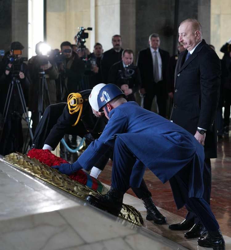 <p>Ulu Önder Mustafa Kemal Atatürk, yüz yıl önce en muhteşem eseri Türkiye Cumhuriyeti'ni kurmakla adını dünya tarihinin sayfalarına ve halkının kalbine altın harflerle edebi olarak kazımıştır. </p>
