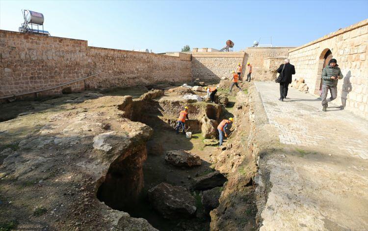 <p>Çalışmaların bitme noktasına geldiği 1. ve 2. etapların turizme kazandırılması için hazırlanan restorasyon ile Ziyaretçi Karşılama Merkezi projeleri, Mardin Kültür Varlıklarını Koruma Bölge Kurulunca onaylandı.</p>

<p> </p>
