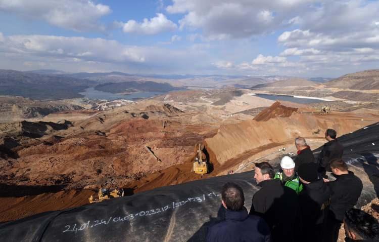 <div>Çöpler köyü mevkisinde bulunan Anagold Madenciliğin 6 Şubat 2024'te Yönetim Kurulu Başkanı olarak göreve başladığını belirten Cengiz Yalçın Demirci, 2022 Eylül ayı itibarıyla Anagold Madencilik A.Ş'ye ait finansın üst mercilerine koordinasyonun bütçe onay hazırlıklarını, ortaklık ve ilişkileri, finansal raporların üst yöneticilere bildirilmesi ve bunun koordinasyonunun üstlere bildirilmesinden sorumlu olduğunu söyledi.</div>

<div> </div>
