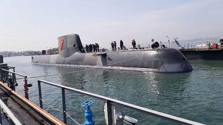 <p>Türk Donanması'nın envanterinde yer alan, Preveze Sınıfı Denizaltı Yarı Ömür Modernizasyonu Projesi içeriğine Gür Sınıfı Denizaltı Yarı Ömür Modernizasyonu faaliyetlerini de ekleyen sözleşme değişikliği STM-ASELSAN-ASFAT-HAVELSAN İş Ortaklığı ile SSB arasında 17 Ocak'ta imzalandı.</p>