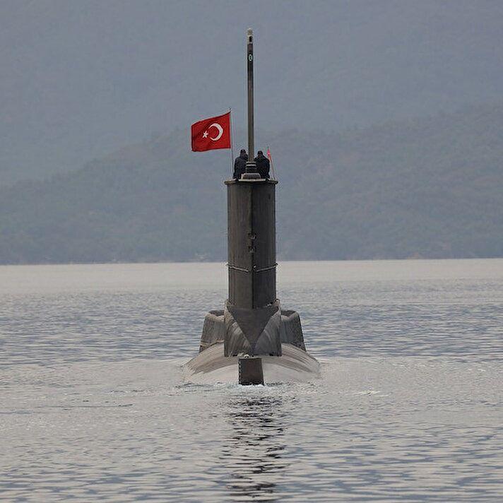 <p>Türk Donanması'nın son modern denizaltı platformu olan "Reis sınıfı" denizaltılarda tasarım, mühendislik ve sistem entegrasyon faaliyetlerini yürüten STM, dünyada sayılı ülkelerin üretimini yapabildiği, denizaltı torpido kovanlarının, (ana silahların) yer aldığı baş kısım <strong>"Section 50"</strong>yi yerlileştirerek, proje kapsamında tüm teslimatları gerçekleştirdi.</p>