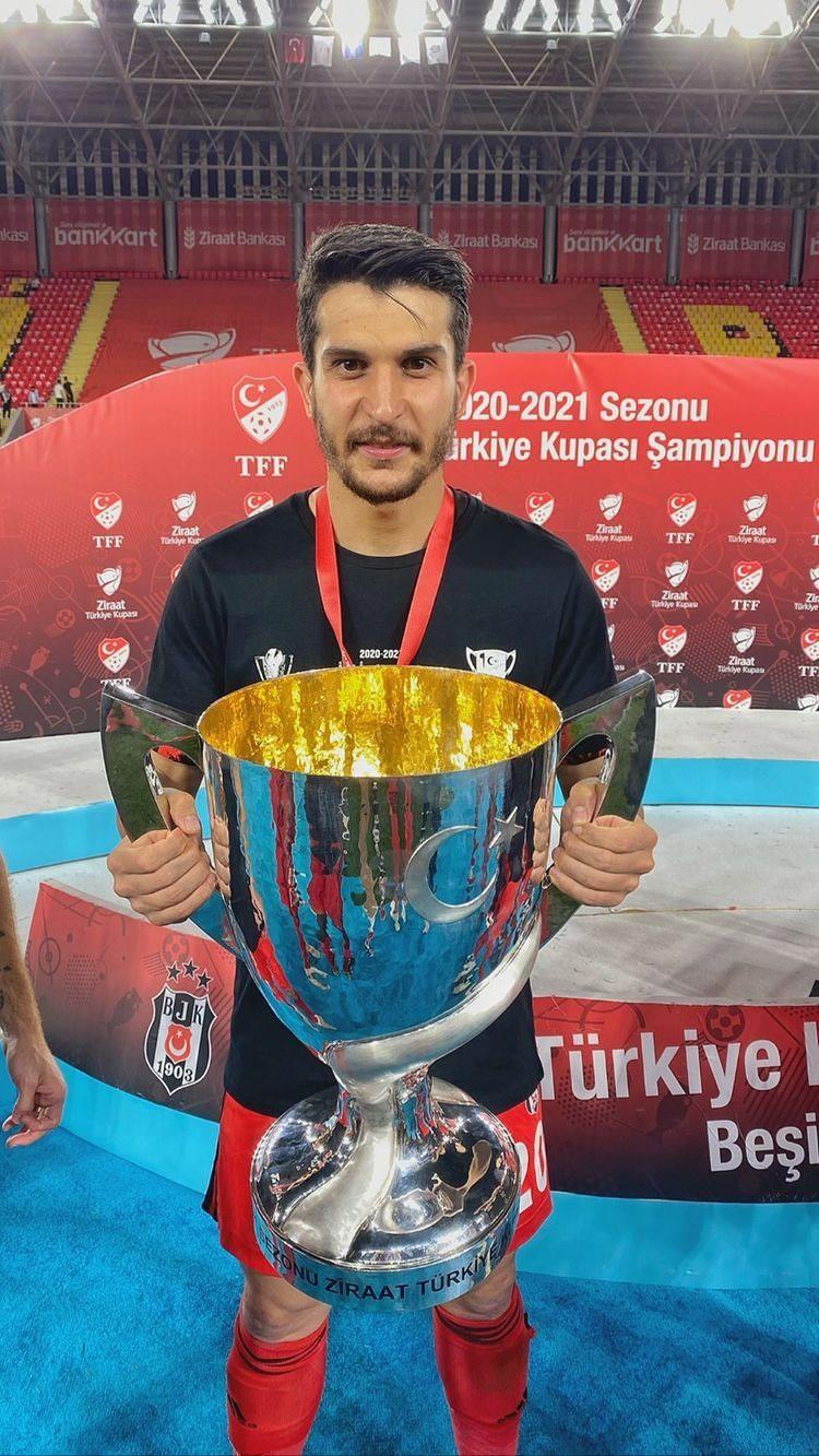 <p>Necip Uysal<br />
<br />
Beşiktaş<br />
<br />
14 yıl 7 Ay</p>
