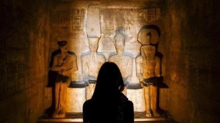 <p><strong>Mısır'ın Asvan şehrindeki Ebu Simbel Tapınağı'nda, Firavun II. Ramses'in heykeline güneş ışığı vurdu. Tarihi bir olay nitelendirilen ve yılda sadece 2 defa gerçekleşen bu doğa olayını binlerce turist izledi.</strong></p>
