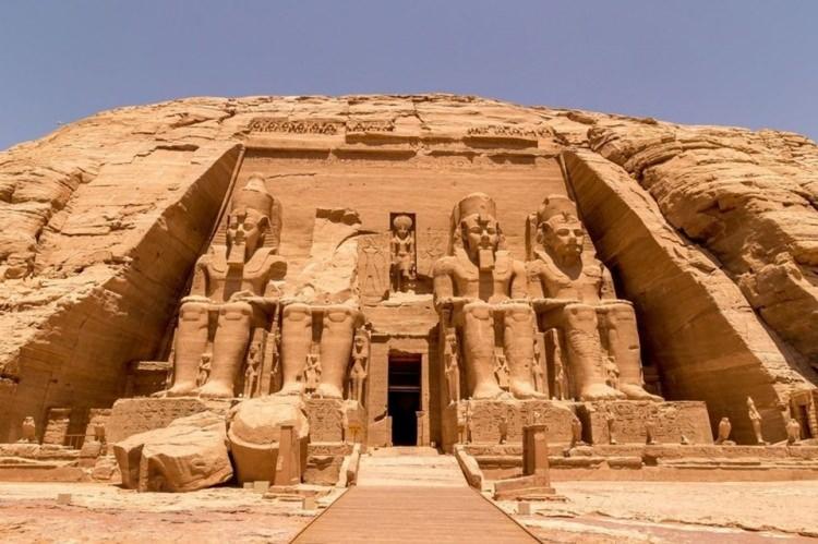 <p><strong>Mısır'da bulunan Asvan şehrinde tarihi bir öneme sahip olan Ebu Simbel Tapınağı'nda nadir rastlanan olay tekrar gerçekleşti. Tapınaktaki Firavun II. Ramses'in heykeline güneş ışığı vurdu.</strong></p>

<p> </p>
