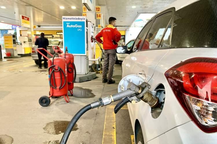 <p>Üç haftanın en yüksek seviyesinden gerileyen petrol fiyatları, motorin fiyatları tarafına da indirim olarak yansıdı. Yarından itibaren geçerli olmak üzere motorine indirim bekleniyor.</p>
<p> </p>