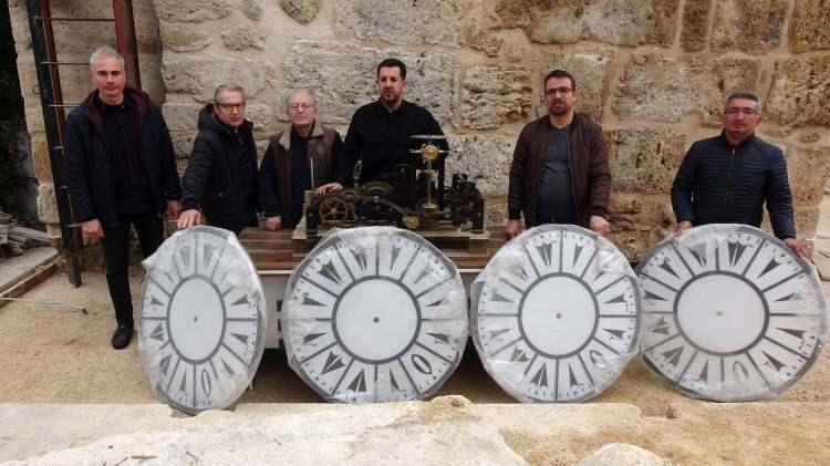<p>Çalışmayan, kenara atılmış vaziyetteydi. Tamir için ısrar ettim. O zamanki yönetim kabul etmedi. Bunun üzerine mevcut saati çalışır hale getirdim. Fakat aradan yıllar geçti. Buraya 2022'de tekrar davet edildim. </p>