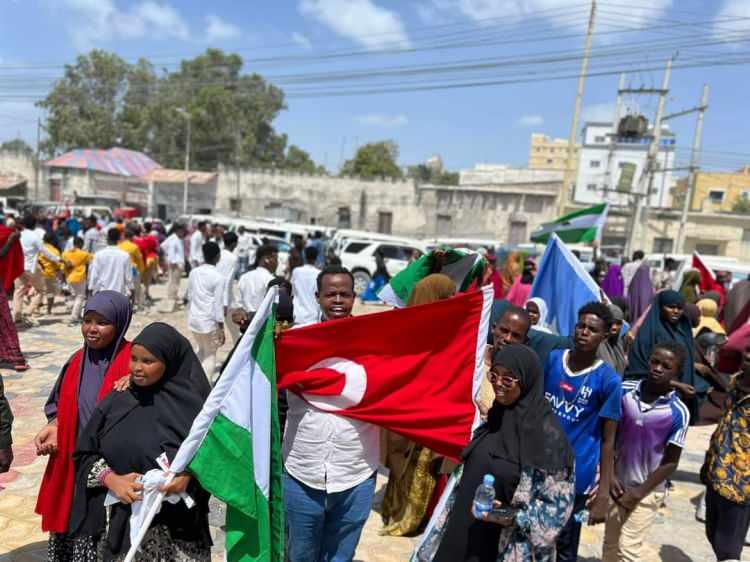 <p>CUMHURBAŞKANI ANLAŞMAYI 2 GÜN ÖNCE İMZALAMIŞTI</p>

<p>Somali Cumhurbaşkanı Hasan Şeyh Mahmud, Türkiye ile ülkesi arasındaki Savunma ve Ekonomik İşbirliği Çerçeve Anlaşması'nı imzalandığını duyurdu.</p>
