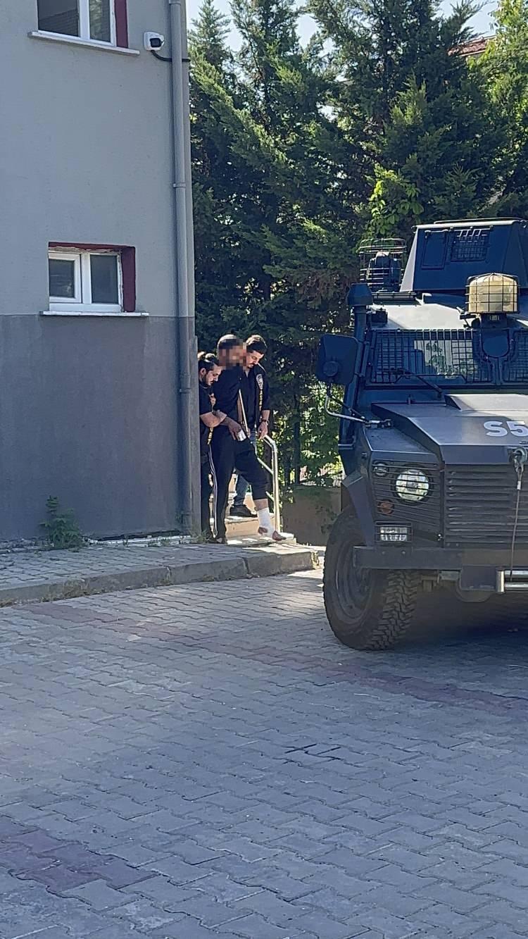 <p><strong>SANIKLAR İÇİN İSTENEN CEZALAR</strong></p>
<p>İddianamede, tutuklu sanıklar Tarık Özer, Murat Özer, Azat Özer ve Servet Özer'in, Yunus Emre Erzen'e yönelik "tasarlayarak kan gütme saikiyle kasten öldürme" suçundan ağırlaştırılmış müebbet, Batuhan Bayındır'a yönelik "kasten öldürme" suçundan müebbet, Yusuf Erzen'e yönelik "tasarlayarak kan gütme saikiyle kasten öldürmeye teşebbüs" suçundan 13 yıldan 20 yıla kadar hapisle cezalandırılmaları istendi. Sanıkların ayrıca, "kişilerin hayatı, sağlığı veya malvarlığı bakımından tehlikeli olacak biçimde ya da kişilerde korku, kaygı veya panik yaratabilecek tarzda silahla ateş etmek veya patlayıcı madde kullanmak" suçundan 6’şar aydan 3’er yıla kadar, “ruhsatsız silah bulundurmakö suçundan da 1’er yıldan 3’er yıla kadar hapisle cezalandırılması talep edildi.</p>