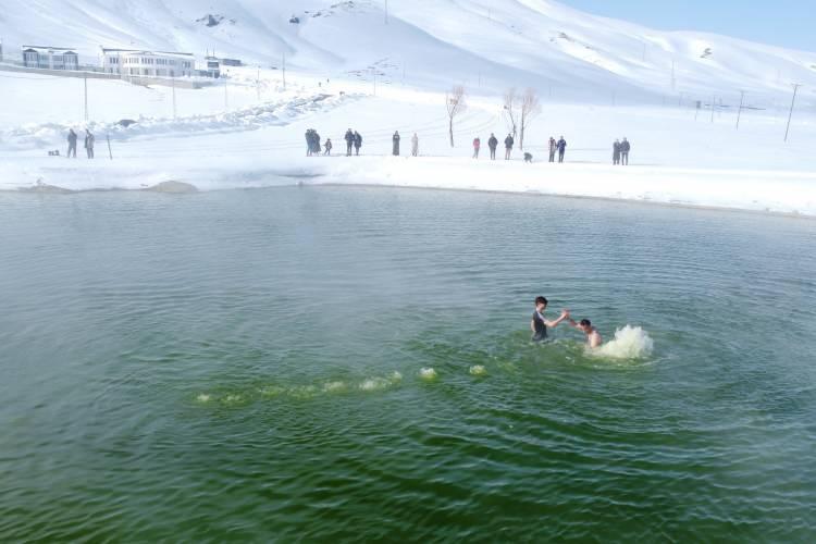 <p>Bazı ziyaretçiler, tesisin yanındaki pistte kayak yaparken, bazıları da 1,5 metre derinliğindeki açık havuzda yüzerek eğleniyor.</p>
