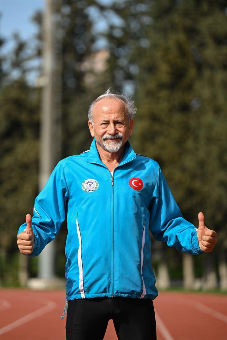 <p>20'li yaşlarda katıldığı yarışlarda madalyalarının bulunduğunu, 30 yıl aranın ardından derece yapmaya devam ettiğini anlatan Sağlam, dolabında 100'den fazla madalyasının bulunduğunu kaydetti.</p>
<p> </p>
