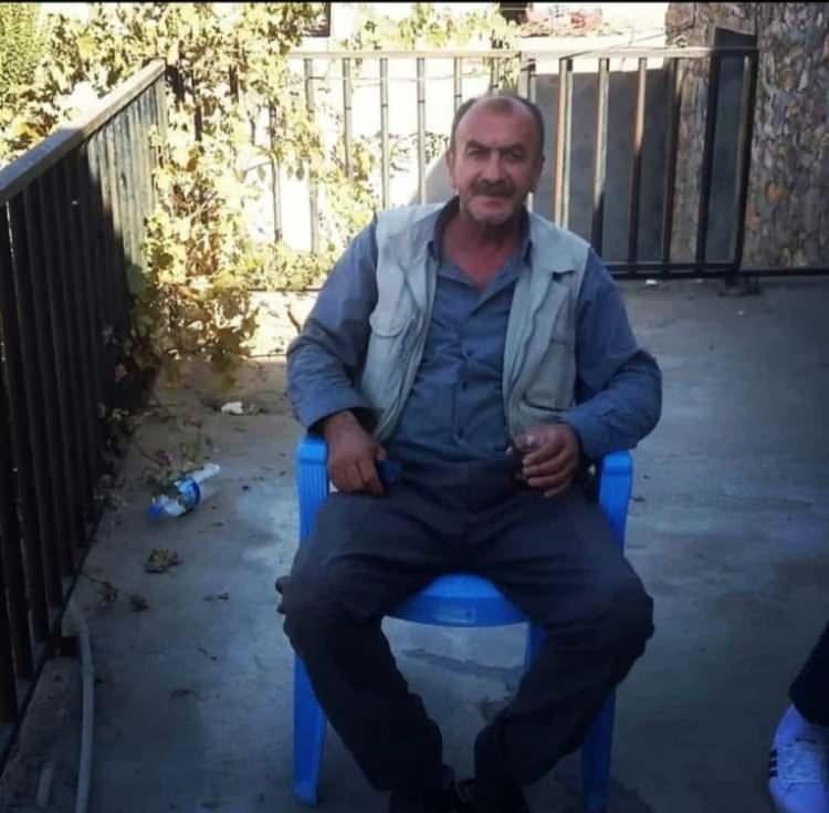 <p>Akşam eşiyle evine dönen Veysi Akkurt, bina içerisinde gördüğü kişilerin, kendisine ait altınların ve bir miktar paranın içinde olduğu çantayı taşıdığını gördü. Akkurt, çantayı şüphelilerin elinden almak istedi.</p>