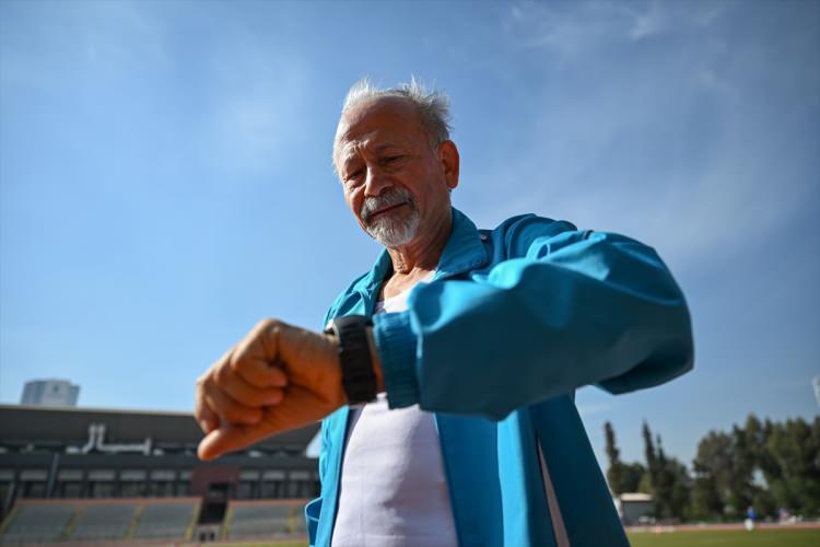 <p>Kalp ameliyatı sonrası prostat kanserini de yendiğini anlatan Sağlam, "Daha kanser olduğumu öğrenir öğrenmez 10 yıl ömür verdiler bana. Ameliyat olup kanserli parçayı aldırdım. Hatta daha önce 4 tane kasık, 1 tane göbek fıtığı ve bir safra kesesi ameliyatı da olmuştum. Bende 10'a yakın ameliyat var. İlginç bir vakayım. Bu vaziyette de hala sahalardayım." dedi.</p>