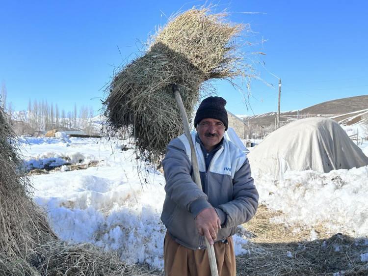<p>İranlı Celal Kodreti (46), köyde çiftçilerin koyunlarına 4 aydır gece gündüz baktığını söyledi. 300 koyuna baktığını ifade eden Kodreti, burada kış sürecinin bitmesiyle yeniden ülkesine çocuklarının yanına döneceğini belirtti. </p>
