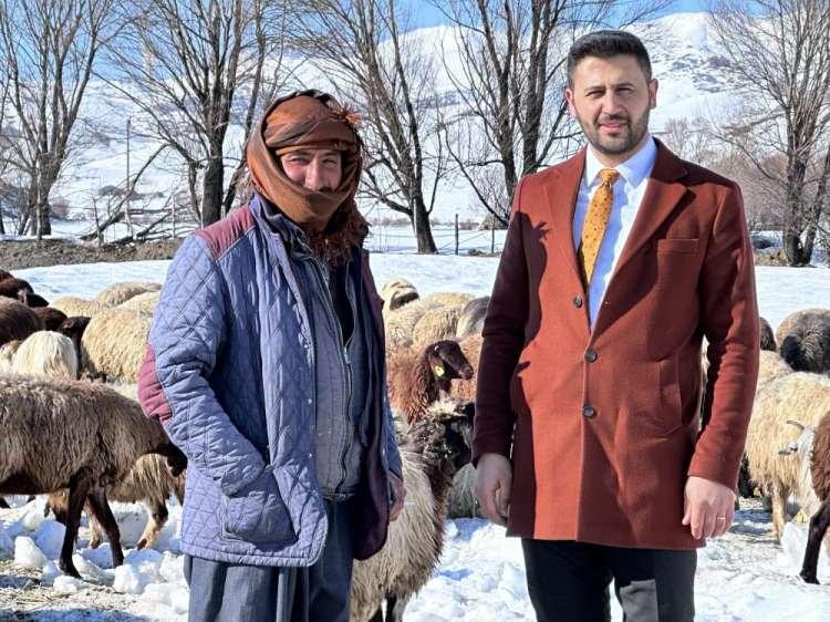 <p>Yüksekova Ziraat Odası Başkanı Perviz Geçirgen de, 4 aydır zorlu bir süreçle Çukurca köyünde çobanlık yapan Celal Kodreti’yi ziyaret ederek yakından ilgilendi.</p>