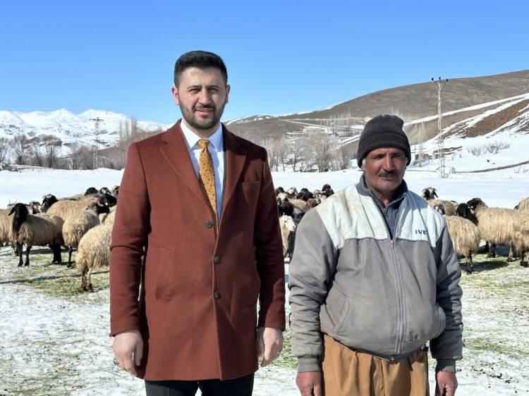 <p>Çukurca köyünde bulunmayınca İran’dan getirdiler. Sağ olsun arkadaşımız gece gündüz demeden çalışıp hayvanlara bakıyor. Allah kendisinden razı olsun, o da ekmeğinin peşindedir. Biz de kendisini ziyaret edip bilgi alışverişinde bulunduk” ifadelerini kullandı.</p>