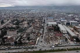 <p>Dolayısıyla ne kendi alanında ne de çevresindeki herhangi bir fay ya da faylara etki etmesi söz konusu değil. Dolayısıyla oldukça küçük dar bir alanda meydana gelen deprem kümelenmesinin sonucu olarak deformasyona uğramış bir alanı kapsayan bir depremle karşı karşıyayız" dedi.</p>