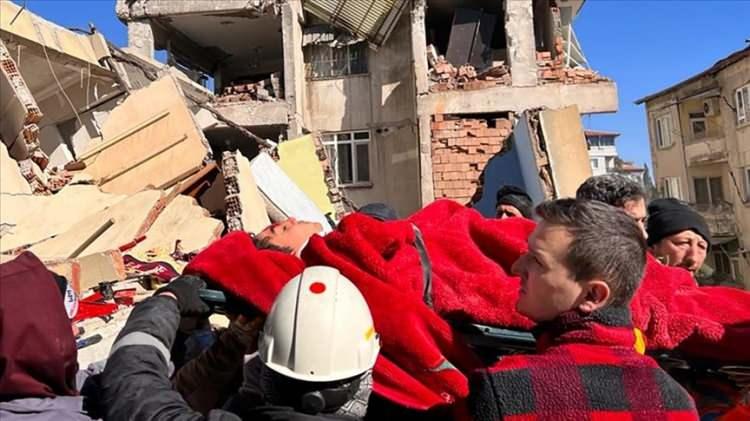 <p>5 büyüklüğüne kadar hemen her yerde deprem olabilir. Dolayısıyla bunu geçmişte de hep birlikte yaşadık. Konya'da yaşadık, başka alanlarda yaşadık. Yani aktif tektonik ile ilişkili olmayan alanlarda da bu büyüklüğe yakın depremlerin olduğunu biliyoruz. Bugünden bakınca geçmiş bir aylık süre içerisinde öncü depremlerin olduğunu görüyoruz. Dolayısıyla dünkü deprem bir ana şok niteliğindeydi ve devamında da 3.8 ve 3.6 büyüklüğünde artçı depremleri yaşadık.</p>