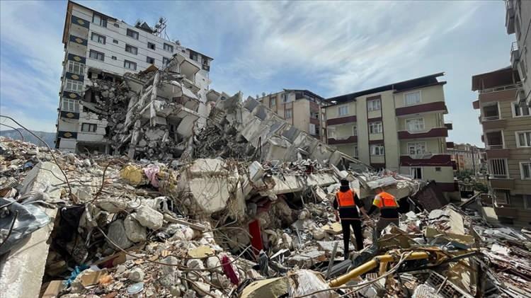 <p> Onun dışında da çok yoğun bir 'after şok' dağılımı yoktur. Ben de bu depremin bir münferit deprem olduğunu düşünüyorum, devamının olacağını tahmin etmiyorum ama kesin bir ifade kullanmamak kaydıyla izlemekte fayda var. Bilimsel olarak depremi izleyeceğiz. Önümüzdeki birkaç zaman içerisinde bu bölgedeki aktivitenin nasıl devam ettiğini izleyeceğiz. Başta da söylediğim gibi bir münferit deprem olarak görünüyor” diye konuştu.</p>