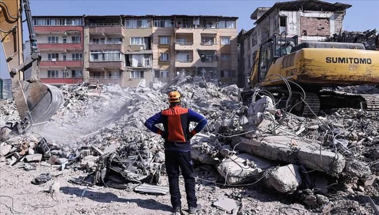 <p>Deprem hepimizi etkilediğini söyleyen Prof. Dr. Özden, "Dün, ben de yaşadım aynı depremi 15 saniye sürdü. Uzun sürdü. Bir sarsıntı olduğu zaman hepimiz bu anlamda korkuyoruz ama söylediğim gibi bir yaşadığımız coğrafya bu anlamda kolay bir coğrafya değil, aktif faylar var.</p>