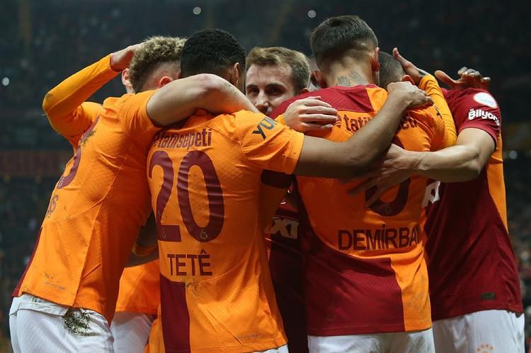 <p>2- Galatasaray / -220 milyon euro</p>