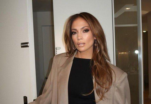 <p>Jennifer Lopez <em>"Büyürken bana sevildiğimi hissettirecek birilerini aradım"</em> şeklinde konuştu.</p>