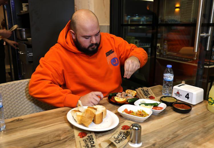 <p>Güler, <strong>“Koyun kulağı eskilerin bildiği lezzetli bir ürün. Sosyal medya sayesinde popülerliği arttı. Özel müşterilerimiz bunu talep ediyor biz de onlara hazırlıyoruz. İsteyenler kelle paça çorbasının içerisinde tüketiyor isteyenler ızgarada tüketiyor. Fakat şırdan kadar rağbet görmüyor. Herkes şırdanı merak edip şırdanı tüketiyor. Ancak onun da fiyatı arttığı için alternatif ürünlere de yönelmeler başladı” </strong>ifadelerini kullandı.<br />
</p>