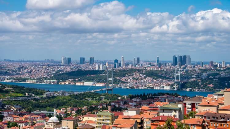 <p>İstanbul için alarm veren Lekkas, <strong>"Nüfus birikimi ve yoğunluk nedeniyle maruz kalınan riskin çok yüksek olduğunu düşünüyorum. İstanbul'daki evlerin üçte biri sismik düzenlemelerden önceki eski yapılar. Üçte biri ise sismik yönetmeliklere sahip modern yapılar"</strong> diye konuştu.</p>
<p> </p>