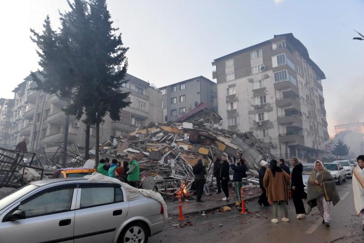 <p>Ulusal Deprem Sempozyumu için geldiği Adana'da DHA'ya konuşan Gazi Üniversitesi Deprem Araştırma Merkezi Kurucu Başkanı Jeoloji Uzmanı Prof. Dr. Süleyman Pampal, geçen yıl 6 Şubat'ta Kahramanmaraş merkezli büyük depremlerin yıkıma yol açtığı Hatay'ı bekleyen bir diğer tehlike olan Ölüdeniz Fayı ile ilgili açıklamalarda bulundu.</p>

<p> </p>
