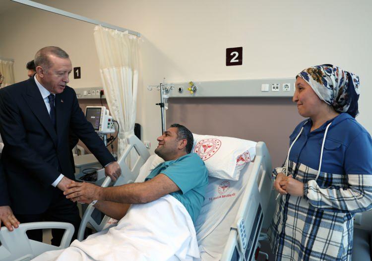 <p>Bakan Koca, <strong>"Önümüzdeki ay TUS nedeniyle asistan alımı olacak, 21 eğitim kliniği tamamlandı, dolayısıyla bu 21 alana da asistan hekimleri vermiş olacağız."</strong> bilgisini de paylaştı.</p>

<p>Cumhurbaşkanı Erdoğan, ziyaretinde, hastanedeki sağlık çalışanlarıyla da fotoğraf çektirdi.</p>

<p> </p>
