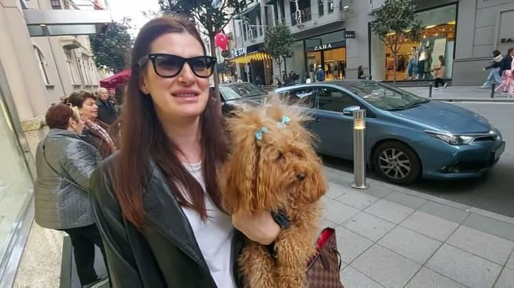 <p><strong>Ünlü şarkıcı Pınar Soykan, 5 milyon lira değerindeki evi dahil tüm servetini Kızım Soykan isimli köpeğine bırakacağını açıkladı. Konu hakkında gündem olan Pınar Soykan'ın bu hareketi sosyal medyada gündem oldu.</strong></p>
