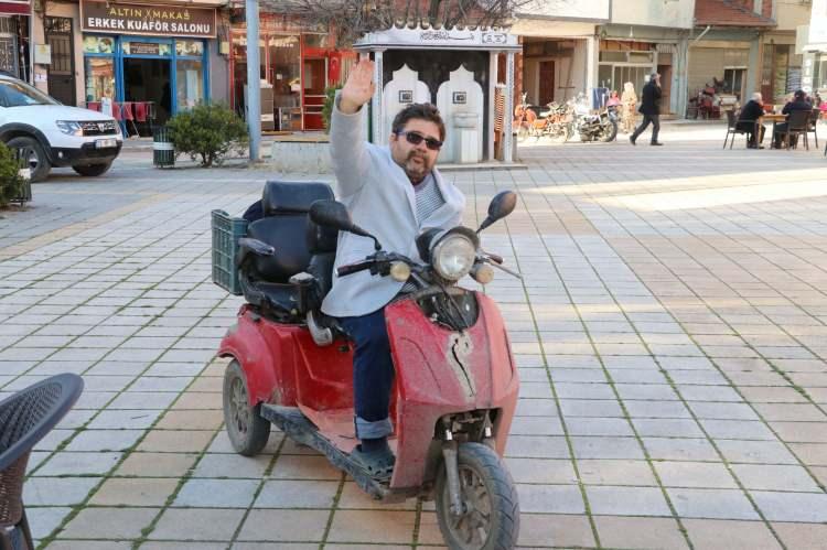 <p>Arkadaşıyla gurur duyan Fatih Şahin ise <strong>“Taşova’da herkes Ahmet’i sever. Aylığını alır almaz buraya gelir. Veresiye yazdırdığında sonra gelip öder. Geçen gün bana olayı anlattı. Gerçekten Ahmet’ten böyle bir şeyi bekliyordum. Ve hiç şaşırmadım. Dürüst bir çocuk” </strong>ifadelerini kullandı.</p>
<p> </p>