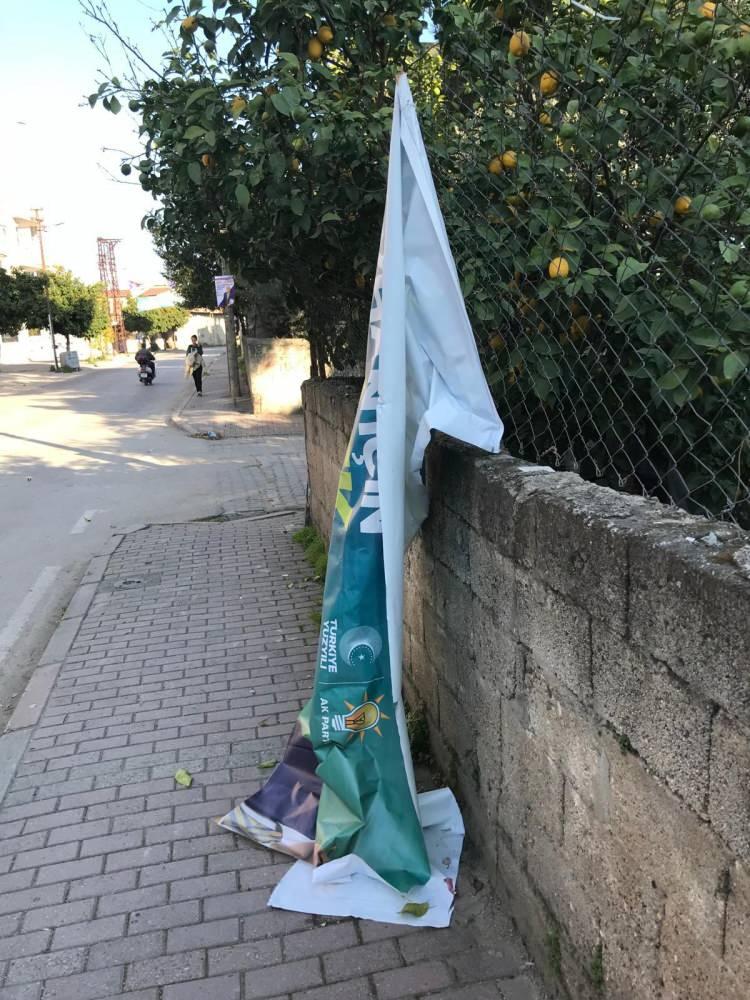 <p>Olay, dün gece Soysalı Mahallesi’nde meydana geldi. AK Parti Ceyhan Belediye başkan adayı Erol Kahraman’ın yol kenarında park halindeki seçim minibüsü ateşe verildi. </p>

<p> </p>
