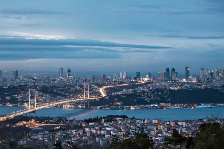 <p><span style="color:#B22222"><strong>İŞTE YAPAY ZEKANIN OLUŞTURDUĞU SENARYODAN İSTANBUL MANZARALARI!</strong></span></p>

<p> </p>

<p>İstanbul, Türkiye’nin en büyük ve en kalabalık şehriydi.</p>

<p> </p>

<p>Tarihi, kültürel ve ekonomik açıdan önemli bir merkez olan İstanbul, Boğaziçi ve Marmara Denizi kıyılarında iki kıtayı birleştiren eşsiz bir konuma sahipti.</p>
