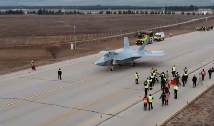 <p>Finlandiya'nın gazetelerinden Ilta Sanomat, "Türkiye'nin geliştirdiği yeni nesil gizli savaş uçağı ilk test uçuşunu yaptı" başlığıyla duyurduğu haberde, Fince de kralların kralı anlamına gelen KAAN'ın başarılı bir uçuş gerçekleştirdiğine dikkati çekildi.</p>
