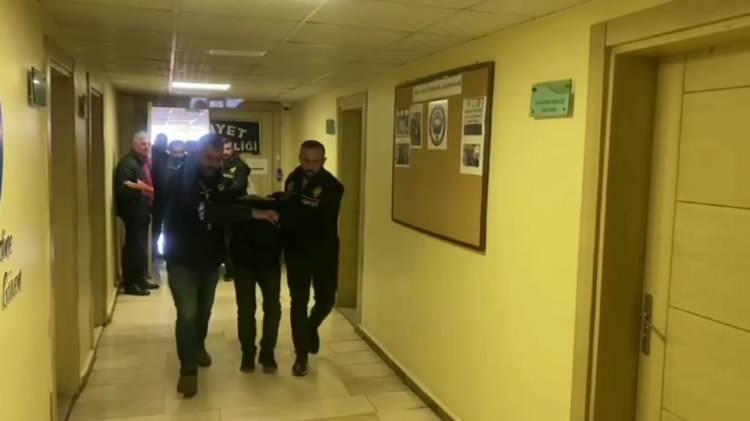 <p>Ekipler, görüştüğü aile bireylerinden Akkurt'un torunu H.A.'nın da hareketlerinden şüphelendi. </p>