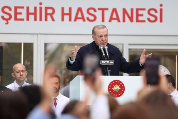<p>Cumhurbaşkanı Erdoğan, Antalya Şehir Hastanesi ve Bağlantı Yolları Açılış Töreni'nde bir konuşma yaptı.</p>
