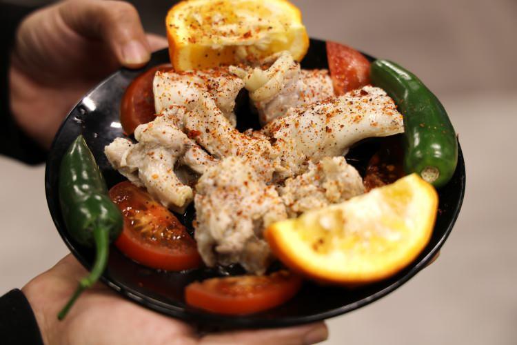 <p>Adana’da kilosu 50 TL’ye satılan koyun kulağına ilgi her geçen gün artıyor. Kelle paça çorbasının içerisinde ya da dileyenlere özel olarak pişirilerek servis edilen kulak, şırdanı tahtından etmeye başladı…</p>
<p> </p>