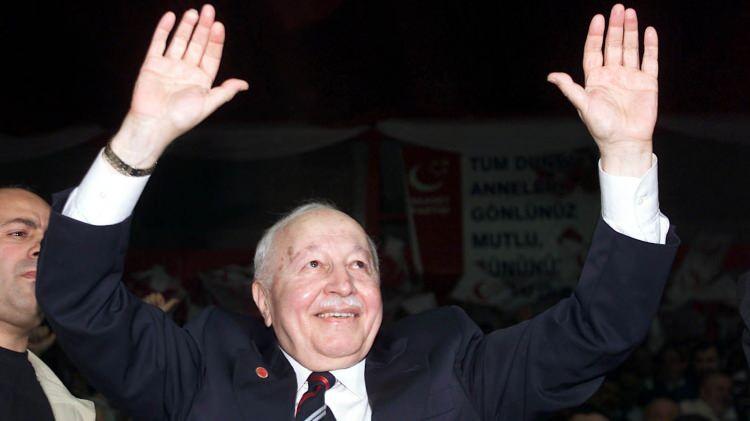 <p>Ömrü boyunca hizmet etmek için çalışan Necmettin Erbakan böylece hayatının son yıllarını da siyasi yasaklı olarak geçirmek zorunda kaldı.</p>

<p> </p>
