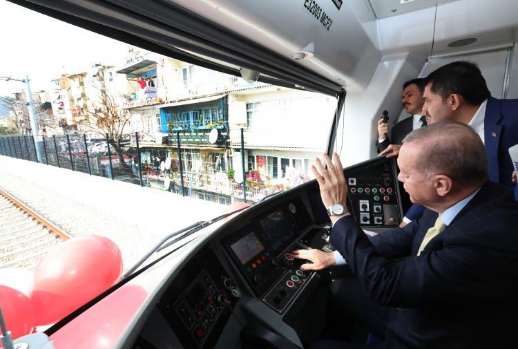 <p>Cumhurbaşkanı Recep Tayyip Erdoğan, bugün hizmete alınacak Sirkeci-Kazlıçeşme Raylı Sistem Hattı'nda banliyö treninin ilk seferini yaptı.</p>

<p> </p>
