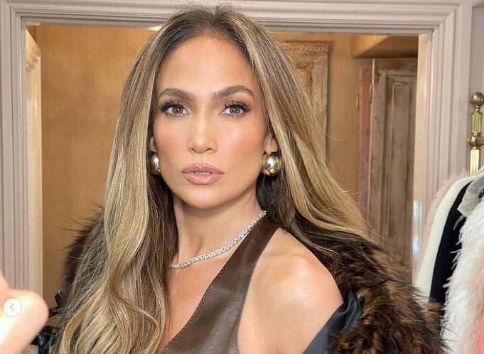 <p>Dünyaca ünlü şarkıcı ve oyuncu Jennifer Lopez, eşi Ben Affleck ile birlikte katıldığı "The Greatest Love Story Never Told" (Anlatılmamış En Büyük Aşk Hikayesi) adlı programa katıldı ve geçmişiyle ilgili çarpıcı açıklamalarda bulundu.</p>
