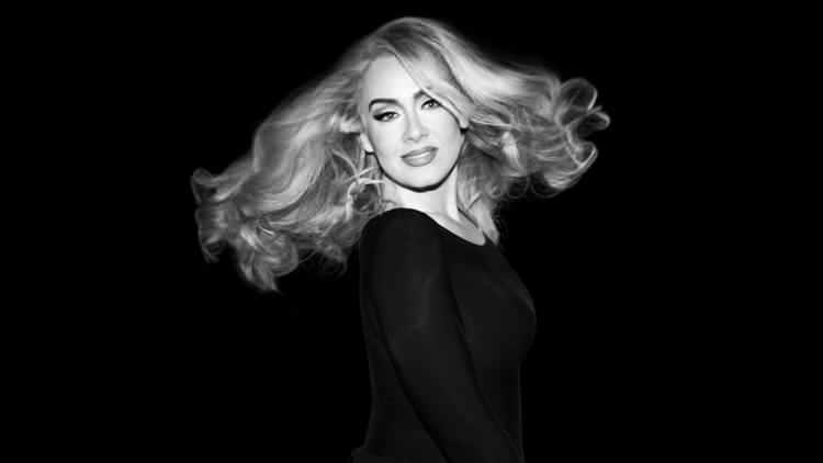 <p>ABD’nin Las Vegas kentinde konserler veren Adele'in sahne sonrasında göğsünde oluşan rahatsızlık nedeniyle ses istirahati yapmak zorunda kalacağı öğrenildi.</p>
<p> </p>